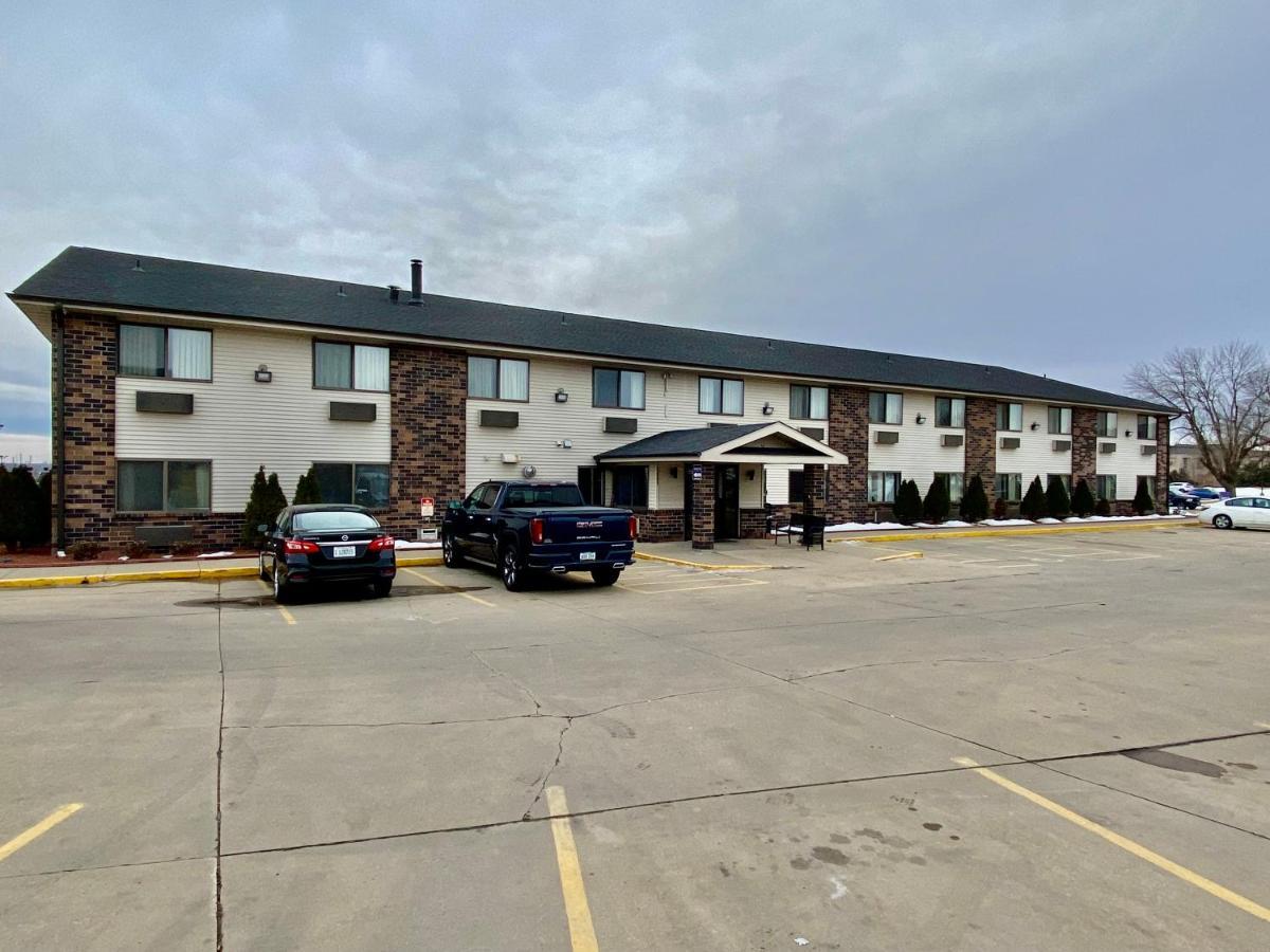 American Inn Cedar Rapids South Exterior photo